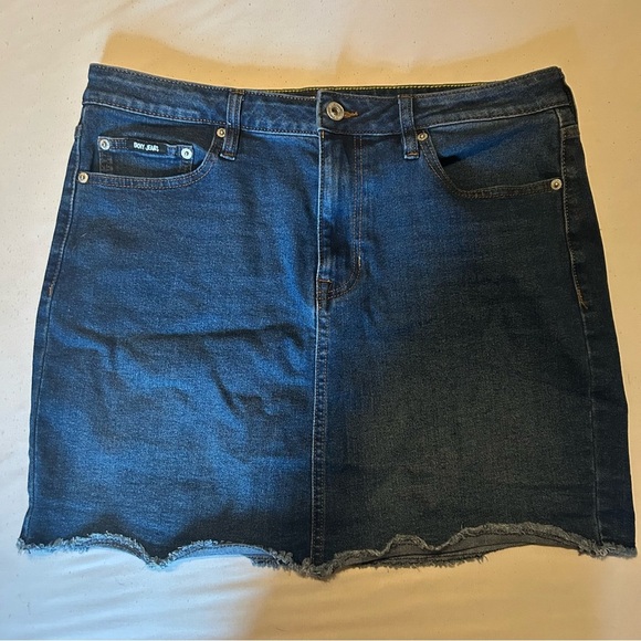 DKNY Jeans Women’s Size 14 Dark Wash Denim Mini Skirt Raw Hem - Picture 1 of 6